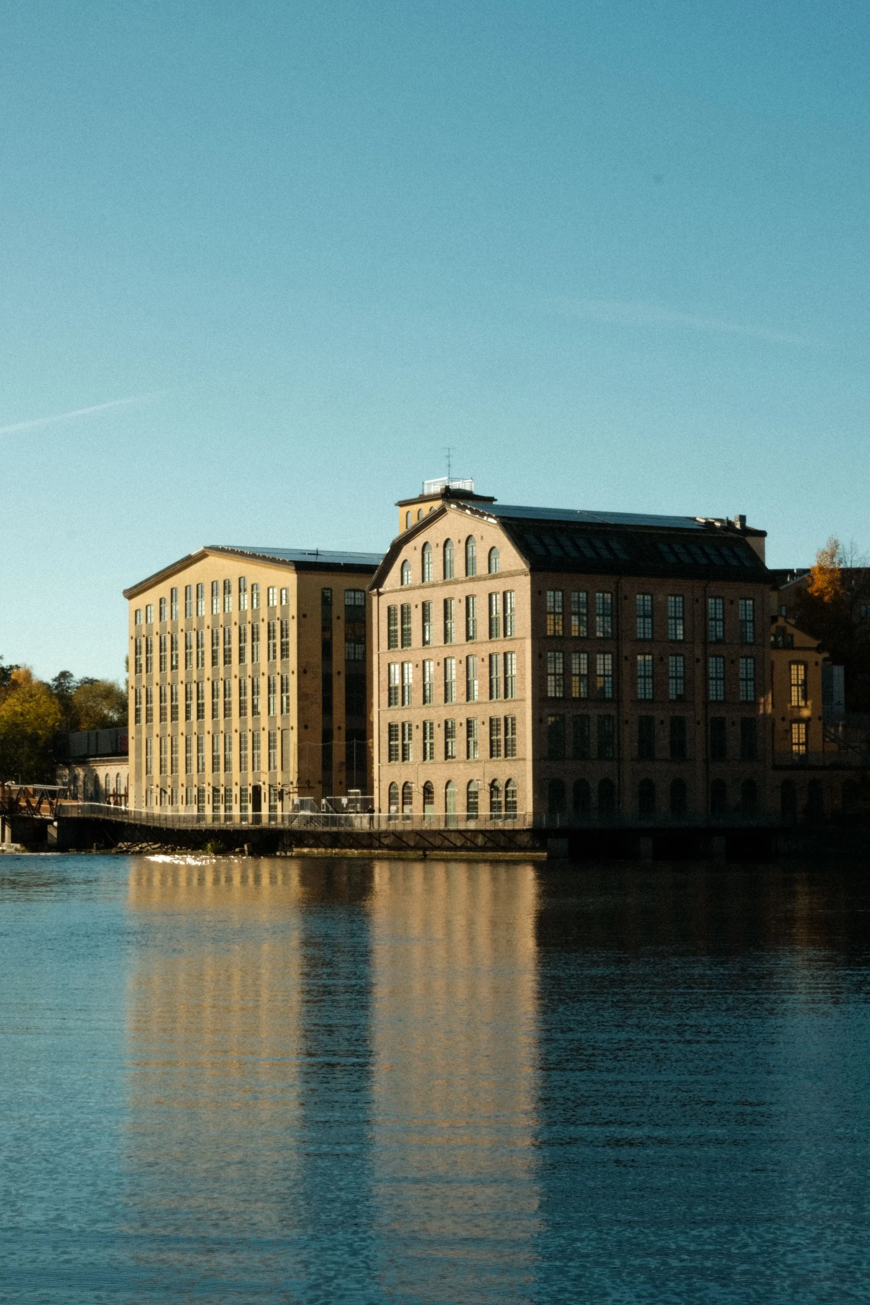 Norrköping-industrilandskap-reflektion-vattnet